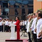 Joaquín Badillo acompaña a la gobernadora Evelyn Salgado en izamiento de bandera