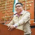 Proponen prohibir nombres y rostros de ediles en placas de obras públicas